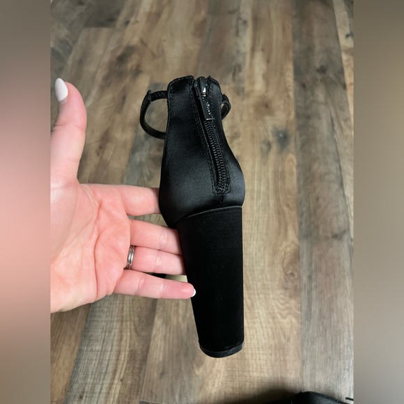 Badgley Mischka Jewel Lexie Knotted Platform Heel - Picture 3 of 5